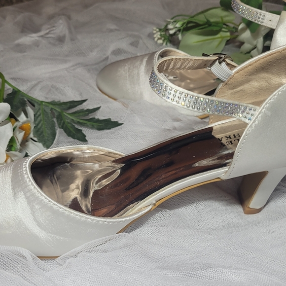 2/$30 BADGLEY & MISCHKA KIDS SHOES SIZE 4 Worn once... - Picture 13 of 15